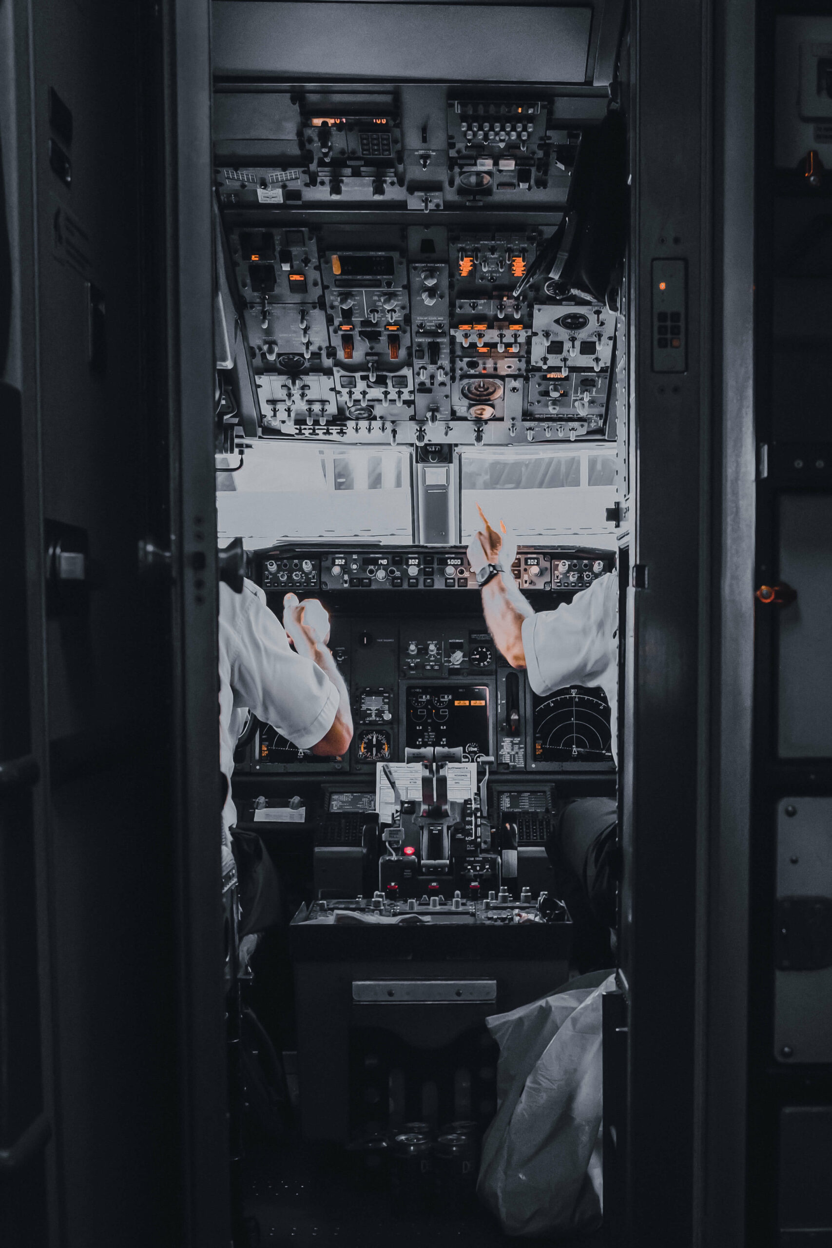 Deux pilotes d'avion dans un cockpit avant un décollage