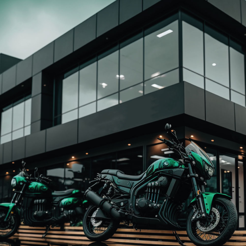 Cabinet d'assurance noir dans un style moderne avec deux motos garées devant le batiment